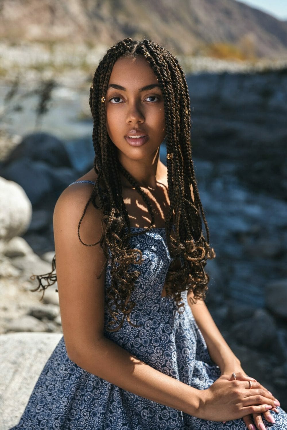 jumbo-knotless-braids-with-curly-ends women